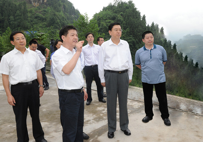 時(shí)任國務(wù)院副總理、中共中央政治局委員、重慶市委書記張德江視察重慶69